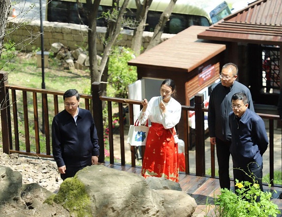 区委区政府主要领导调研我区涉农重点民生项目和旅游景区安全生产工作
